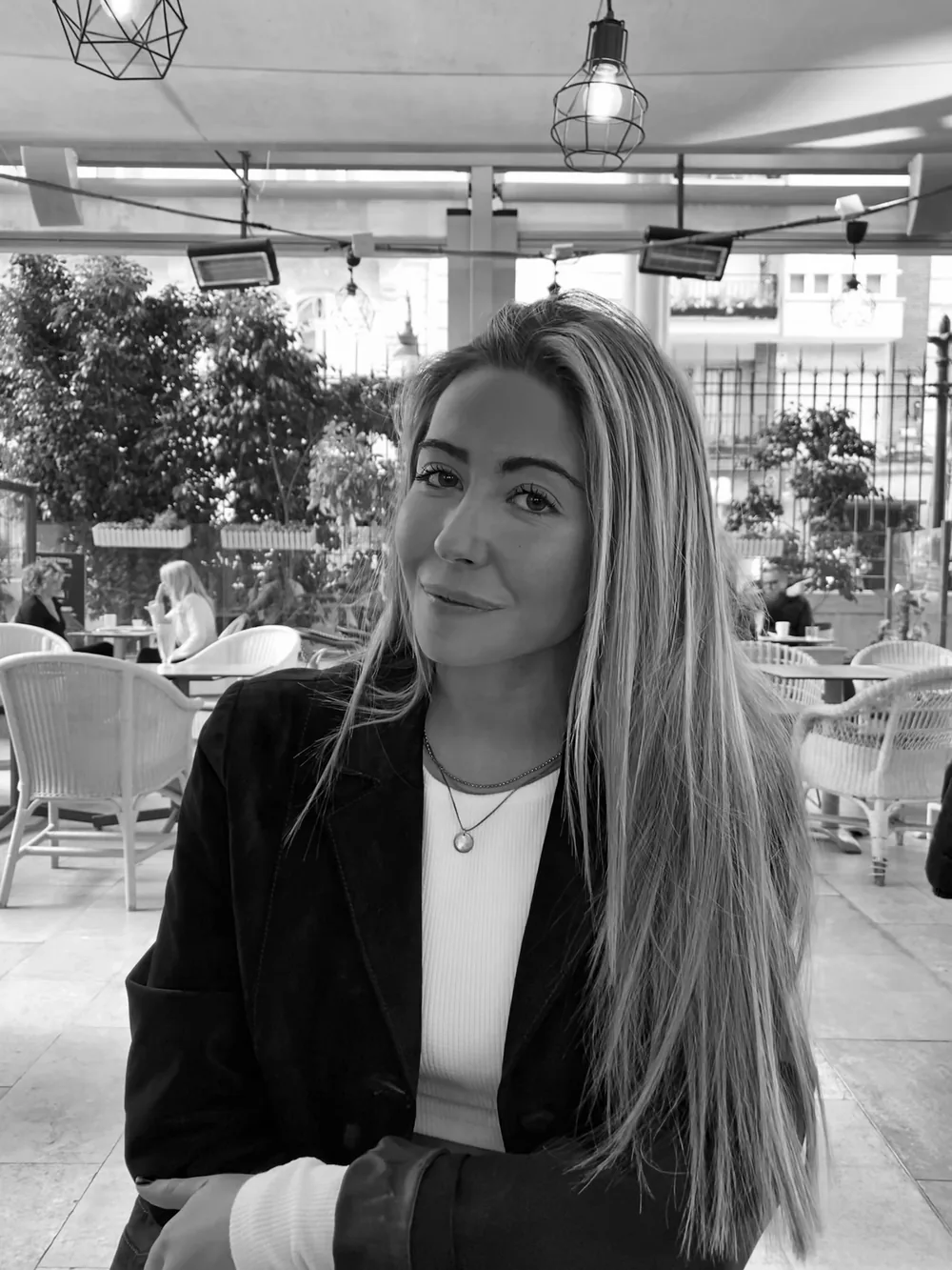 Laura Mañas sonriendo en una terraza