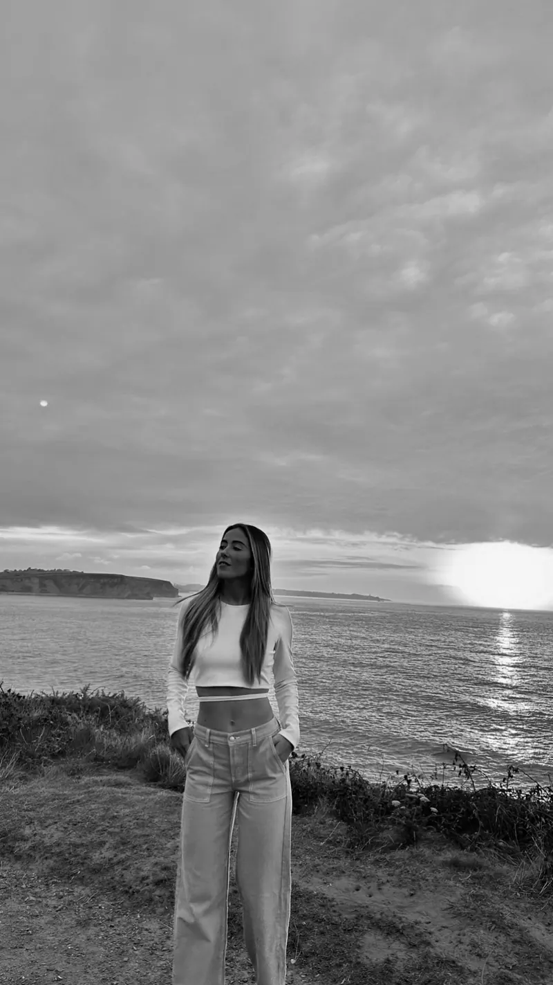 Laura viendo el atardecer junto al mar