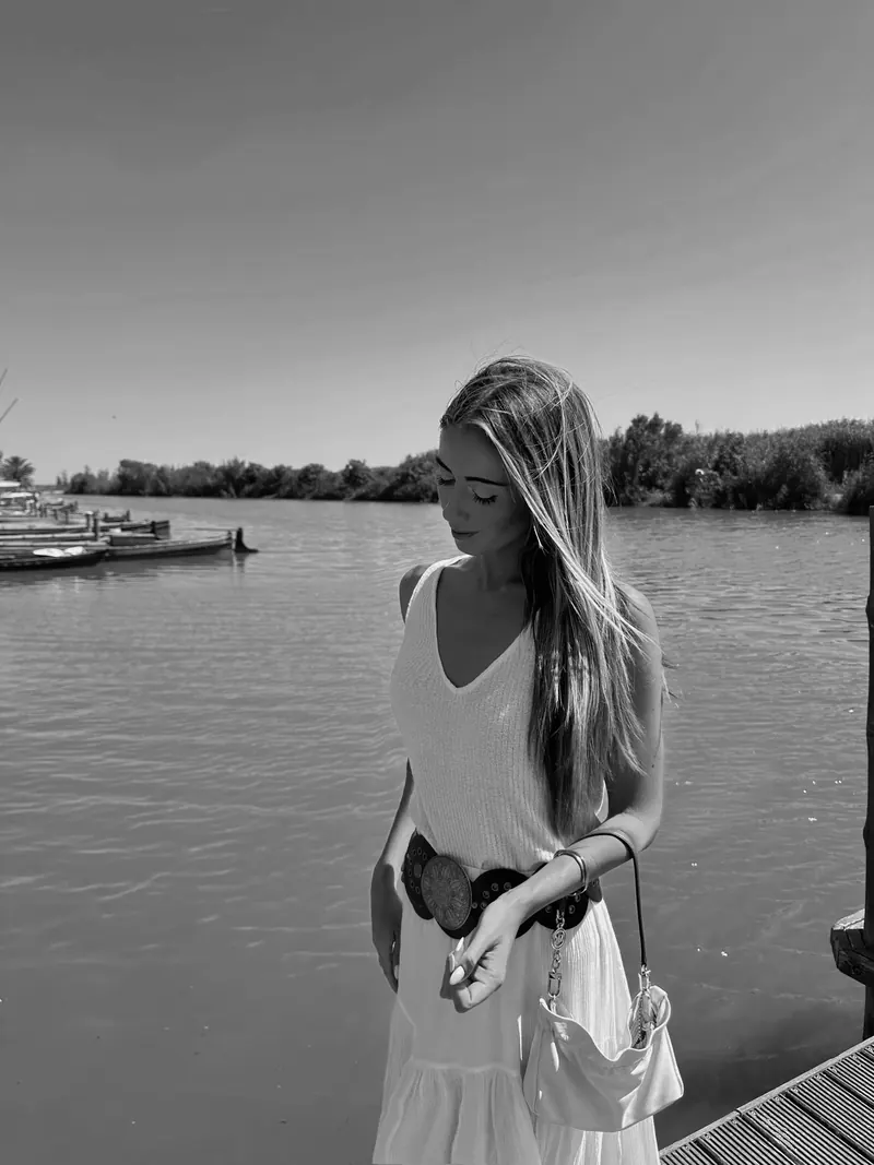 Laura en un embarcadero junto al río