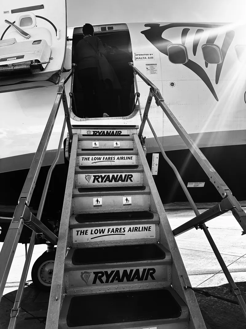 Embarcando en un avión, lista para viajar
