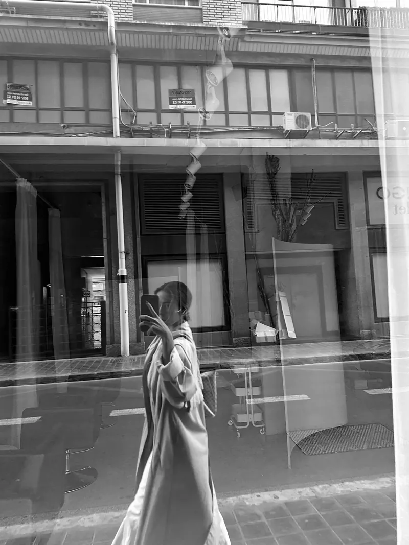 Laura reflejada en un escaparate