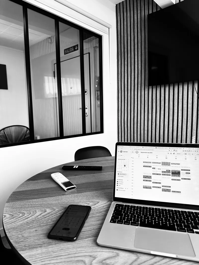 Espacio de trabajo de Laura en la agencia